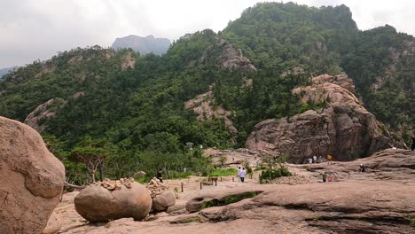 turistas en el sitio del patrimonio mundial del parque nacional de seoraksan en sokcho, corea del sur