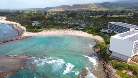 toma aérea cinematográfica de drones de una costa de playa tropical, bahía de tortugas