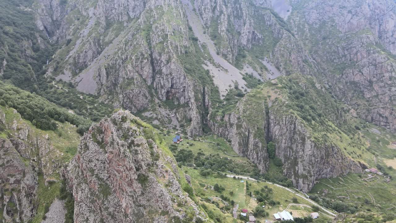 disparo de avión no tripulado de las montañas caucásicas con rocas árboles verdes valle