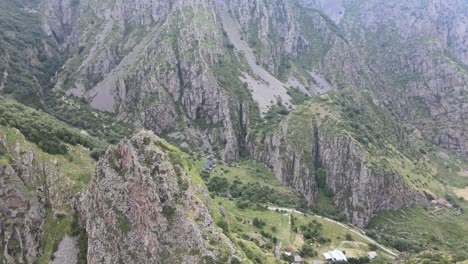 disparo de avión no tripulado de las montañas caucásicas con rocas árboles verdes valle