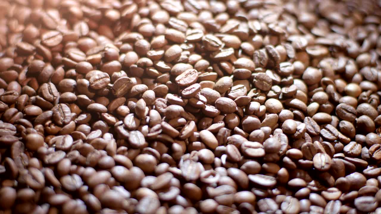 가게 구워진 유기농 커피 콩의 클로즈업. 그들은 강한 향기로운 향기를 가지고 있습니다.