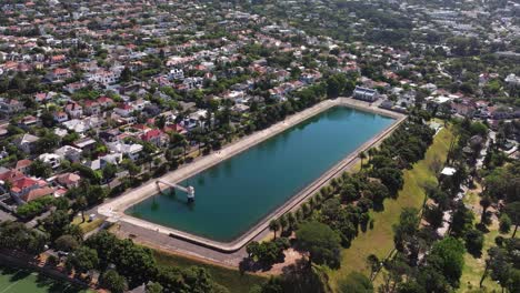 drone en órbita disparado por encima de la presa molteno en el parque de de waal, ciudad del cabo, sudáfrica