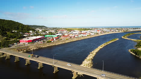 Antena-Sobre-La-Ciudad-De-Hokitika-Y-El-Puente-Del-Río-En-La-Región-De-La-Costa-Oeste-De-La-Isla-Sur-De-Nueva-Zelanda