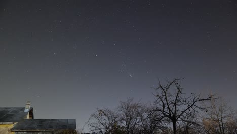 el cielo estaba oscuro, las estrellas abundantes y brillantes