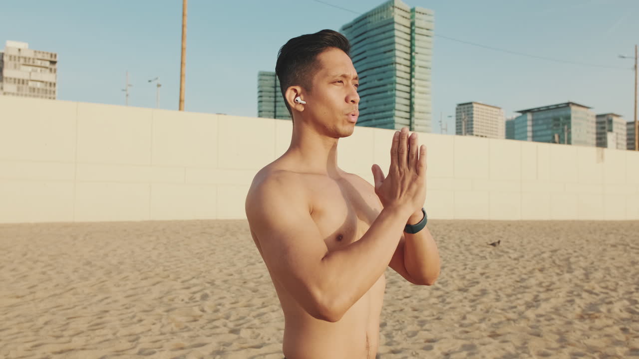 해변에서 어있는 남자