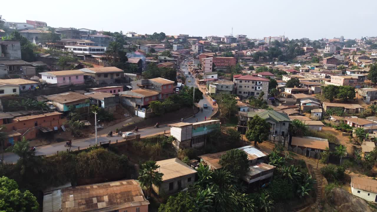Översiktsflygbild över bostadshus i tätbefolkade Yaoundé, Kamerun