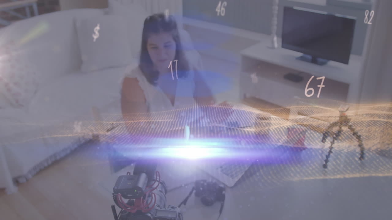 animación de números cambiantes y luz brillante sobre vlogger femenina grabando vlog