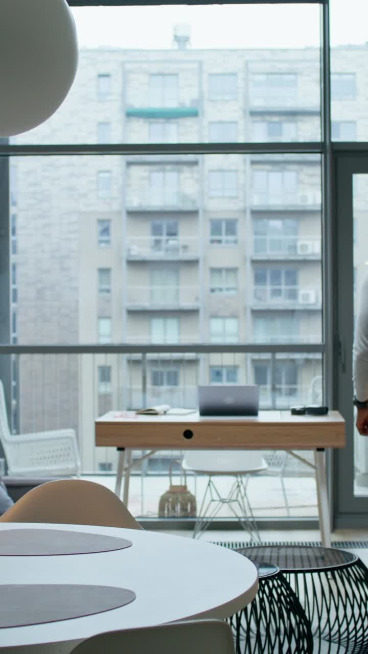 Escritório doméstico moderno com vista para a cidade