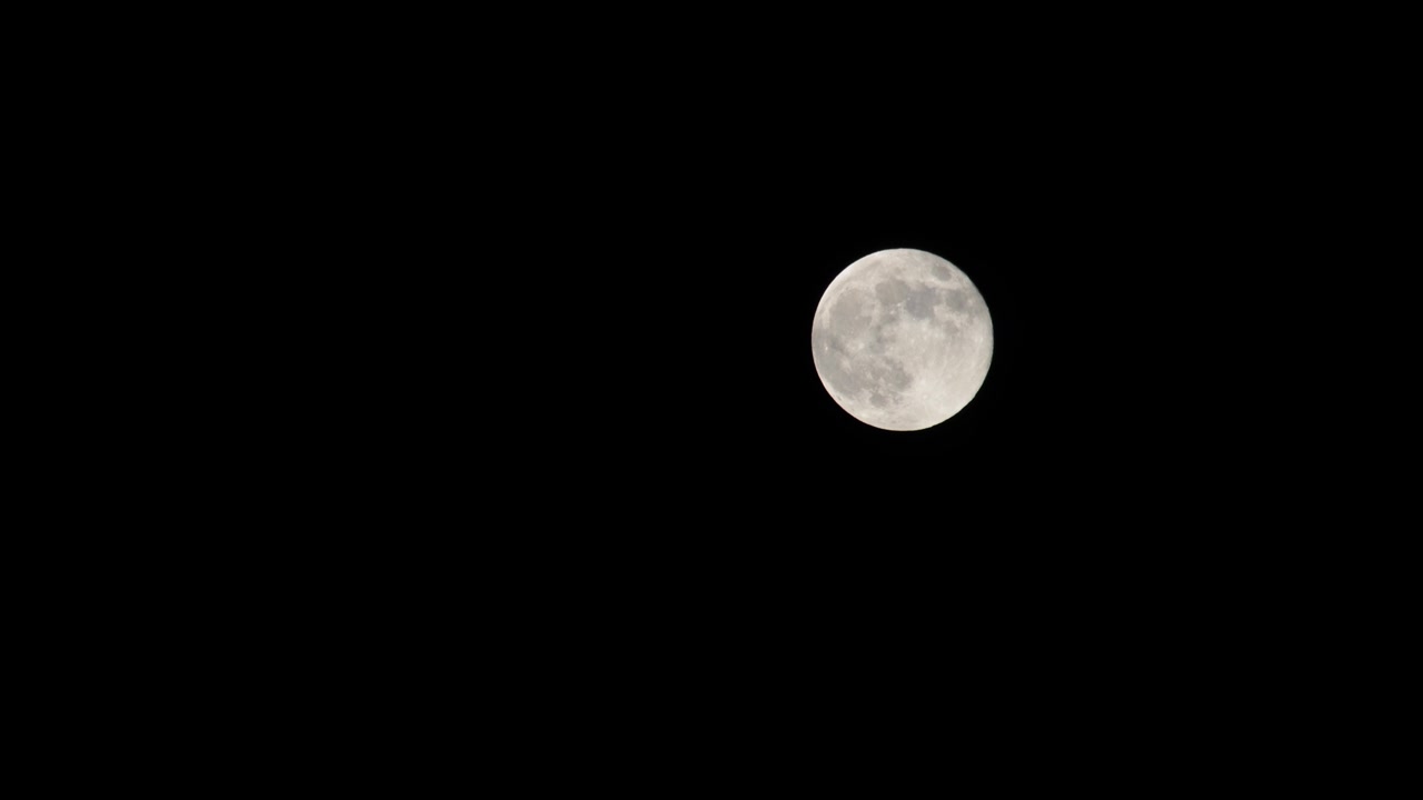 Lua à noite e nuvens. Time-lapse.