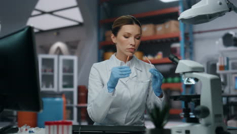investigadora médica que busca una computadora con gafas de primer plano. mujer científica