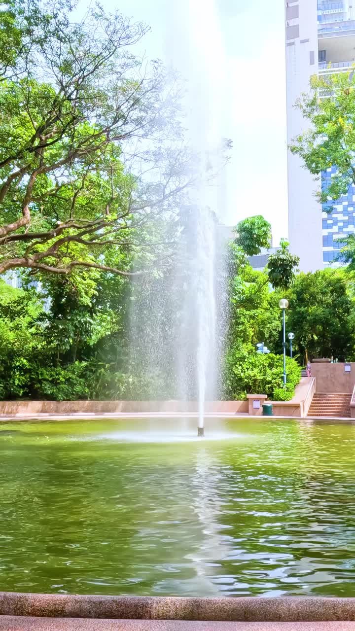 Fuente serena rodeada de vegetación exuberante