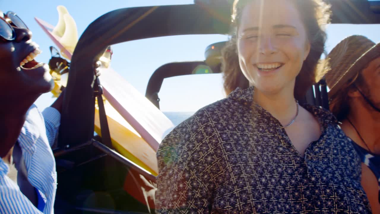 un grupo de amigos divirtiéndose en el coche 4k