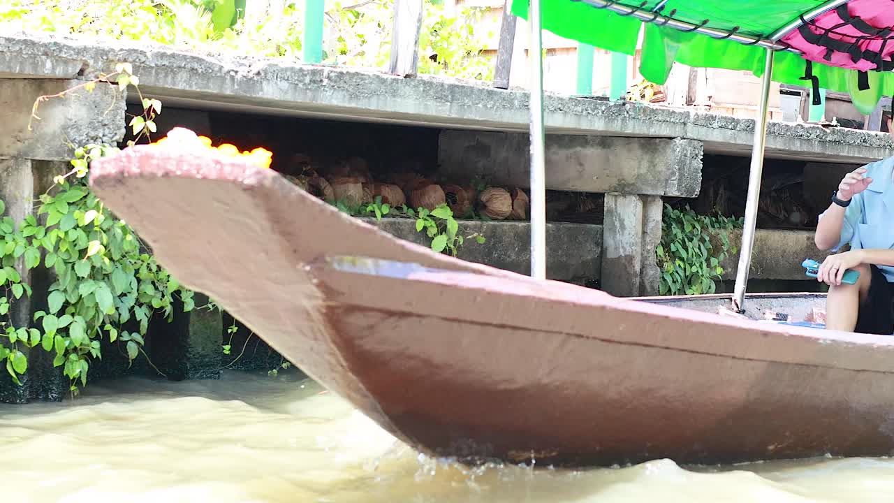 los turistas disfrutan de un paseo en barco en el canal de bangkok