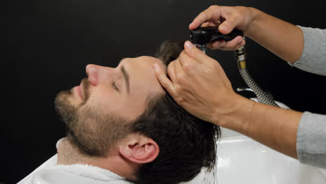 hombre lavándose el cabello