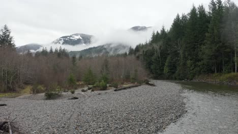 Vuelo-Aéreo-Sobre-El-Río-En-Una-Zona-Montañosa-Durante-El-Invierno