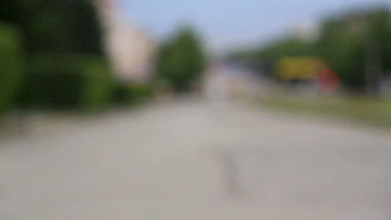 personas en bicicleta en una calle de la ciudad
