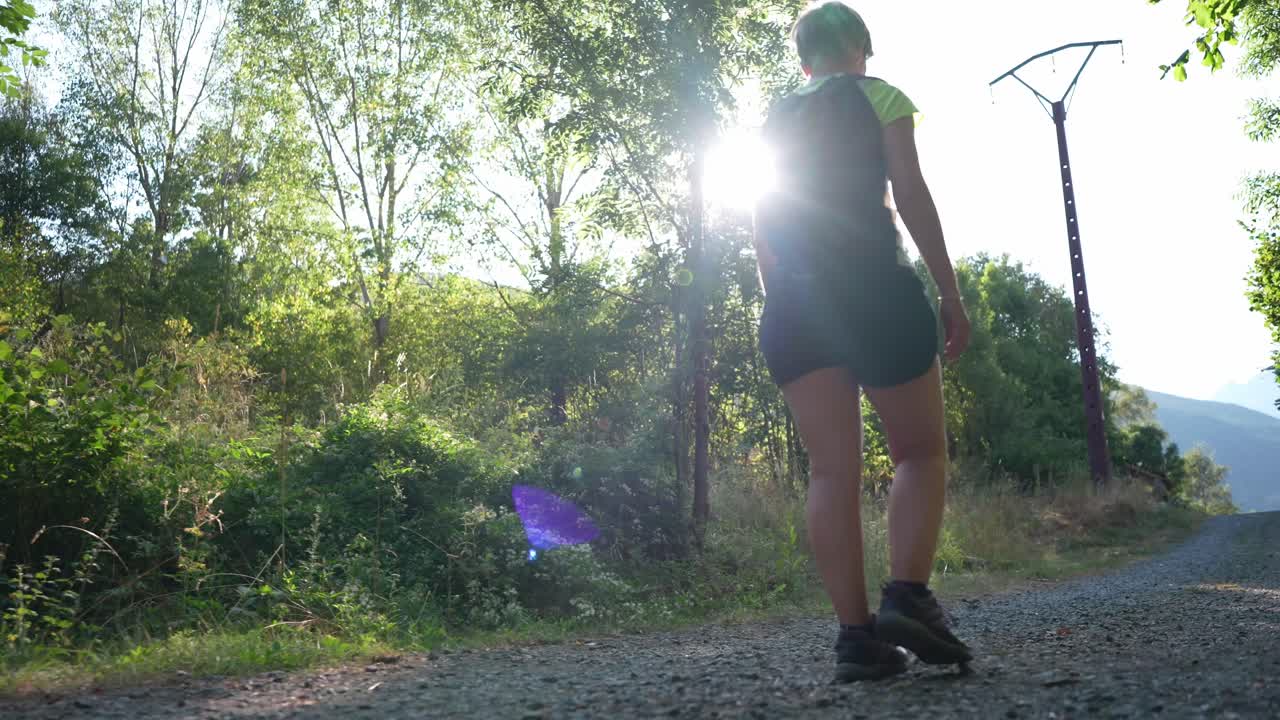 Mulher caminhando em uma trilha na natureza