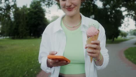 mujer disfrutando de helado en un parque
