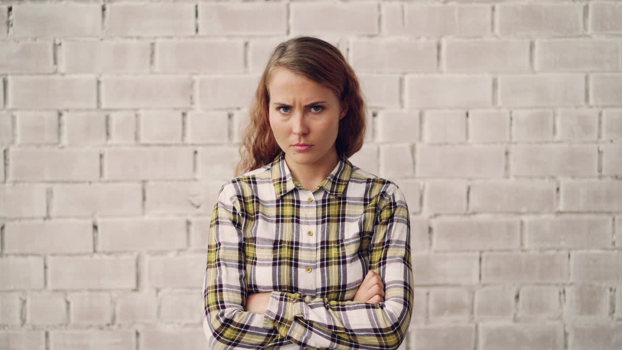 mujer con los brazos cruzados