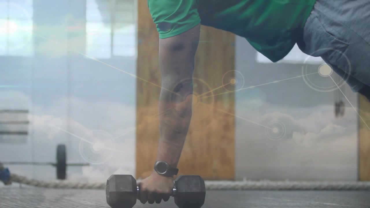 Mand holder planke, skifter greb, ruller sekskantet håndvægt, aktiverer fitness-HUD, træner core