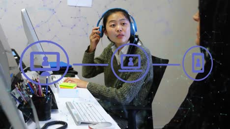 animación de la red de conexiones e íconos sobre la mujer de negocios asiática en la oficina.