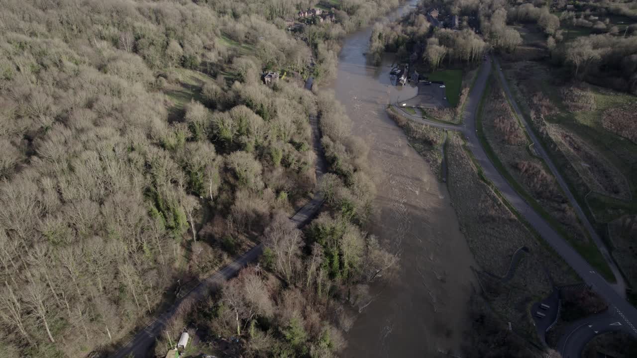 casas inundadas río siete en ironbridge inglaterra drone vista aérea
