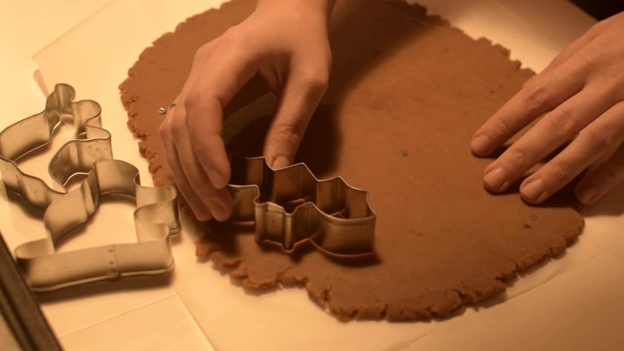 cortar galletas de murciélago de halloween de masa de caramelo enrollada