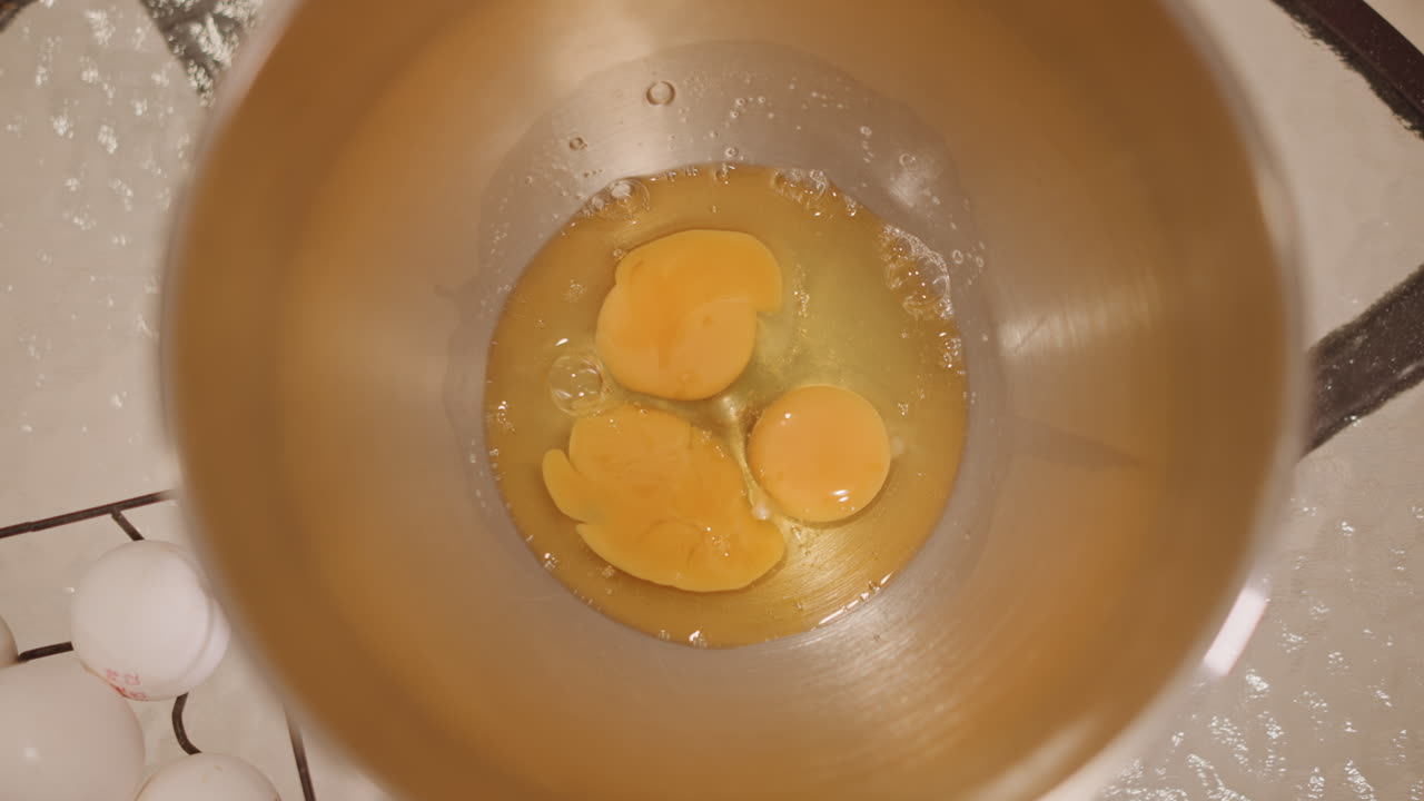 Visper egg og sukker til høytidsgodt. Lager ingredienser til sesongens gresskardesserter på kjøkkenet. Monterer komponenter til tradisjonell høstgresskarpai i en koselig hjemlig setting