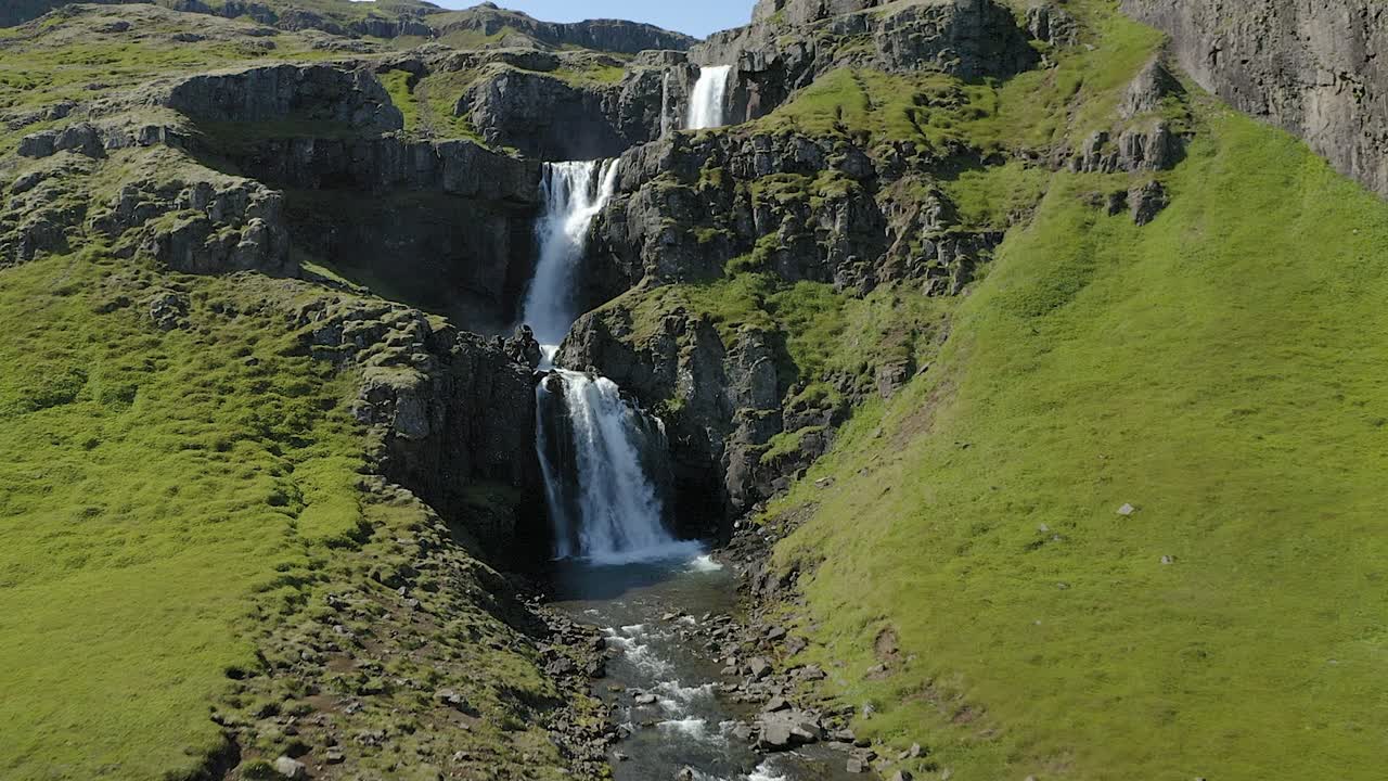 el rugiente arroyo de la montaña corre por una serie de repisas que forman una hermosa cascada de varias etapas