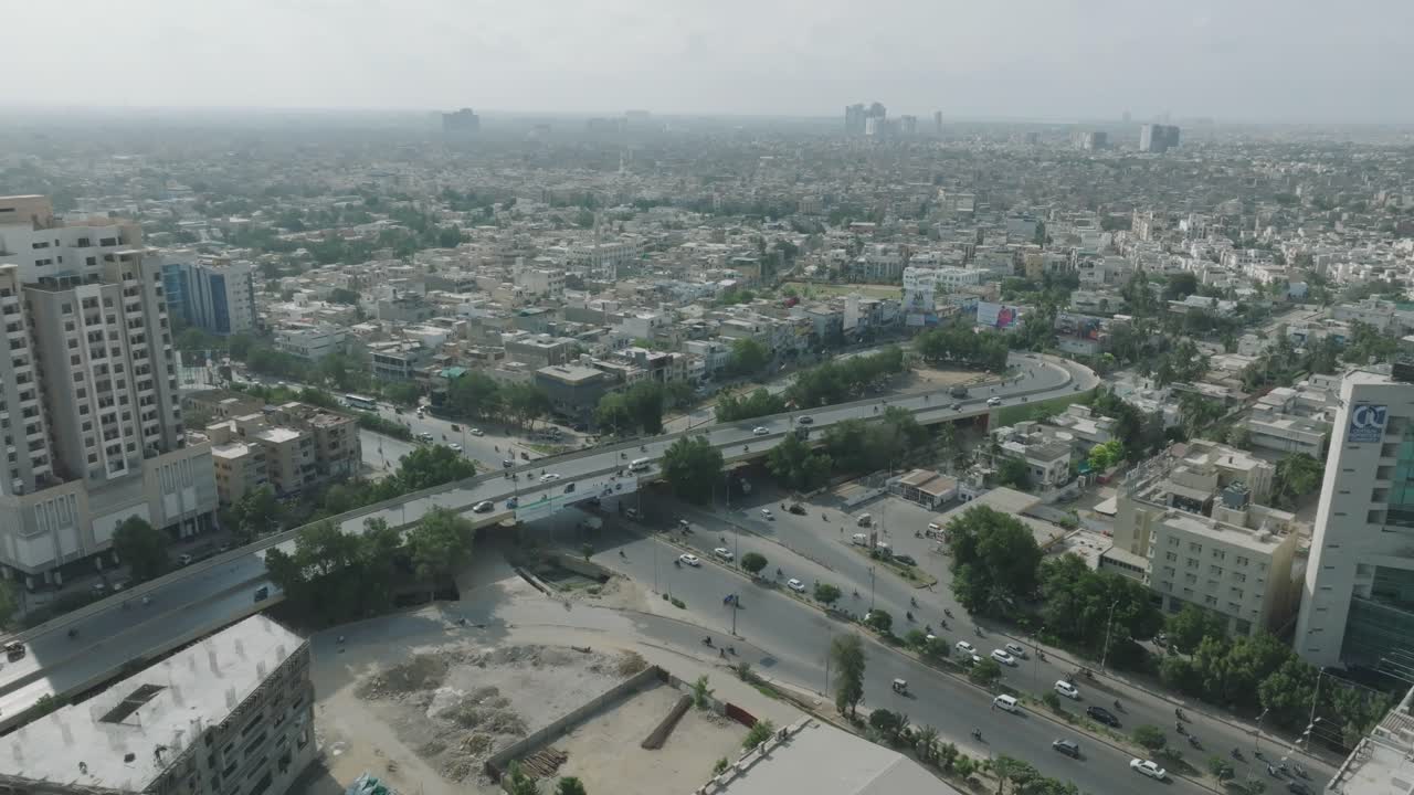 Vista aerea del cavalcavia di Shahrah-e-Faisal Road a Karachi