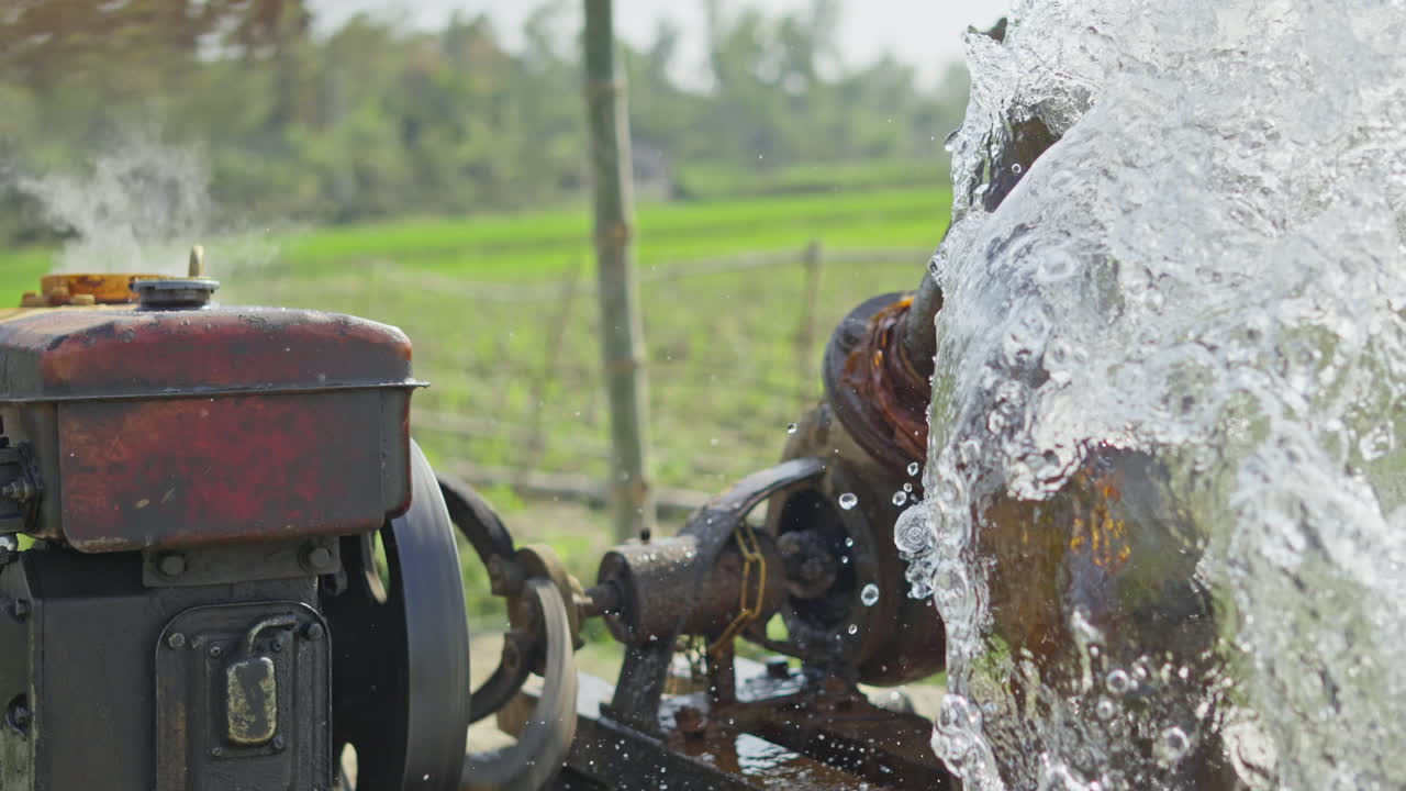 Pompa dell'acqua in funzione al rallentatore - acqua che fuoriesce ad alta velocità dalla pompa