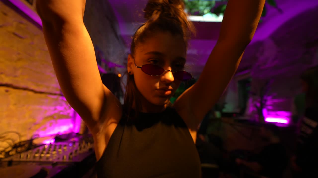 mujer bailando en un club nocturno