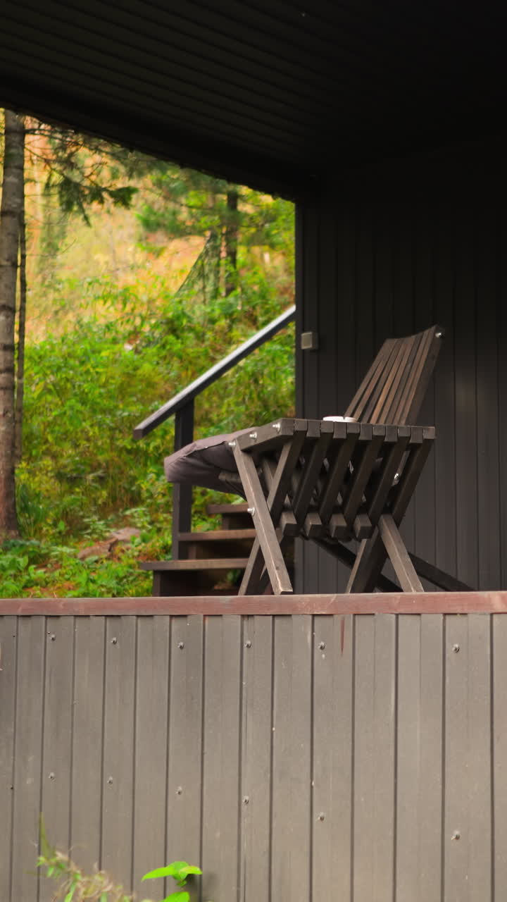 muebles en alojamientos ecológicos. sillones de madera en la terraza de la cabaña para que los campistas descansen cómodamente durante las vacaciones