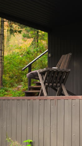 muebles en alojamientos ecológicos. sillones de madera en la terraza de la cabaña para que los campistas descansen cómodamente durante las vacaciones