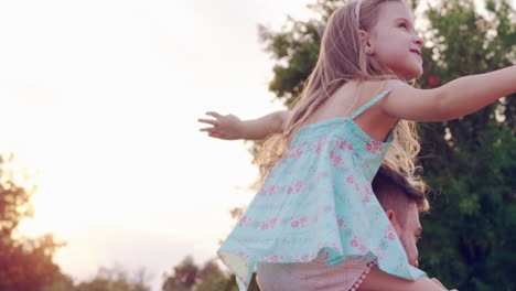 padre e hija jugando alegremente