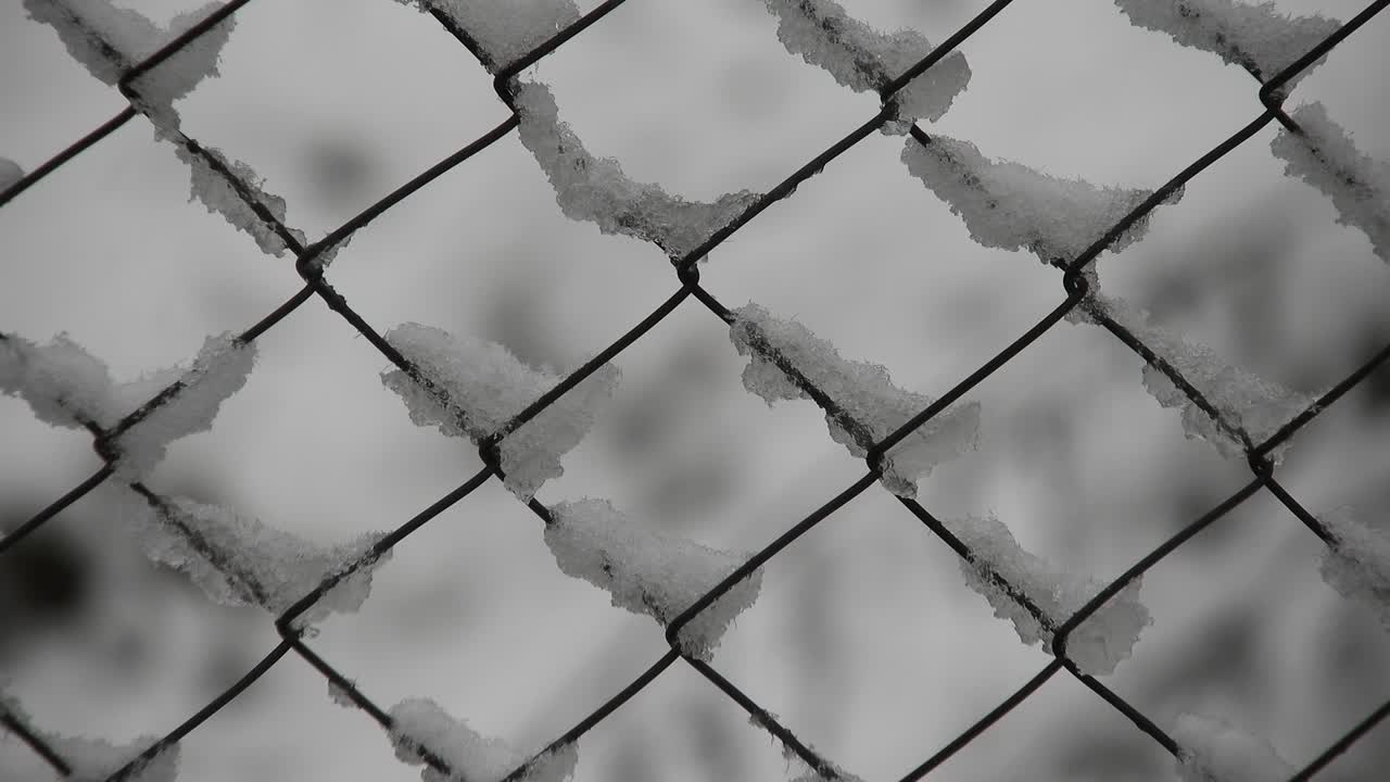 nevando sobre la valla, temporada de invierno