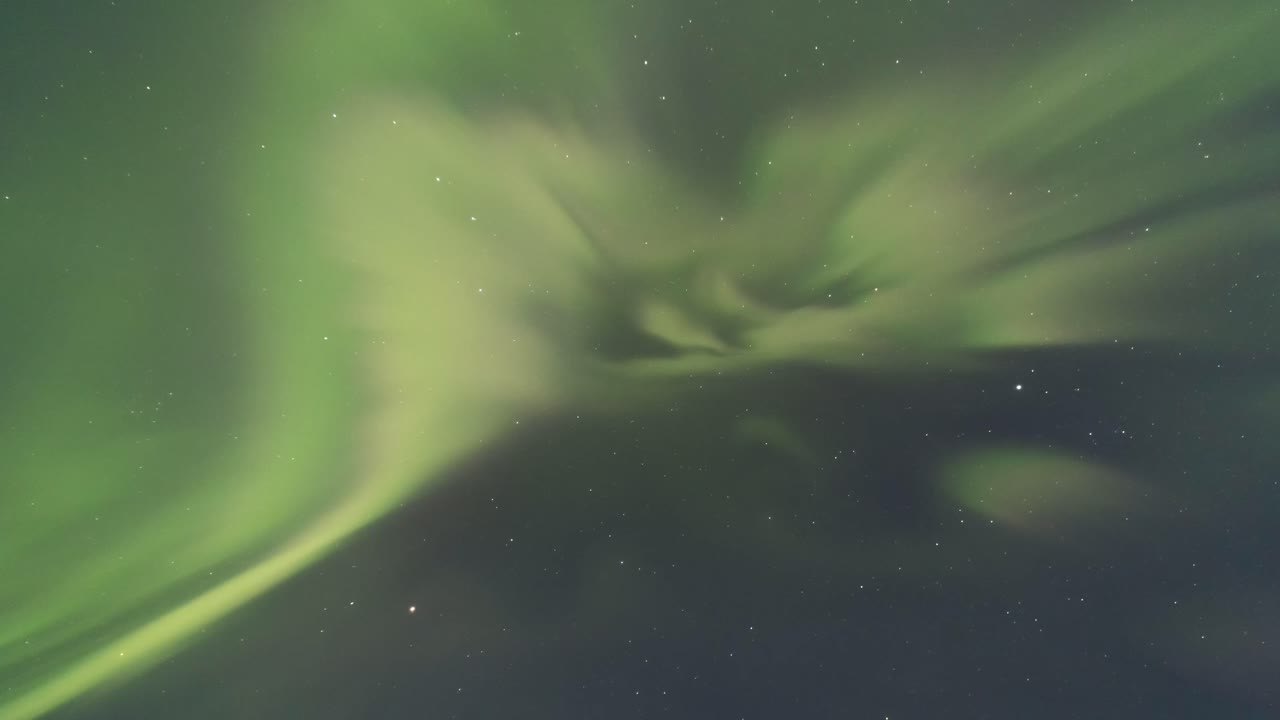 impresionante vista de la aurora boreal en el cielo estrellado nocturno