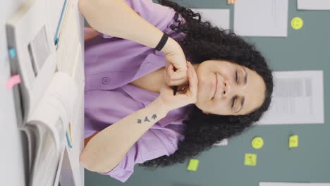 vídeo vertical de una estudiante pensativa.