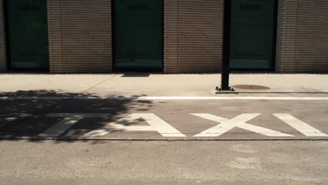 Señal-De-Tráfico-De-Taxi-Pintada-En-La-Calle