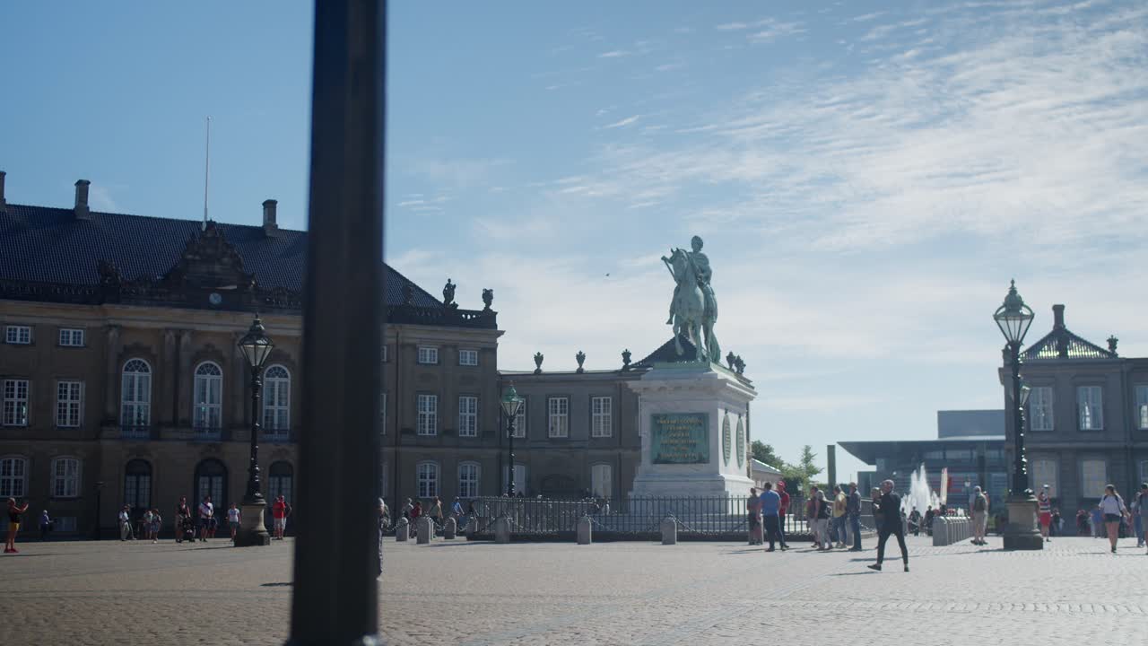 estatua y gente en la plaza amalienborg