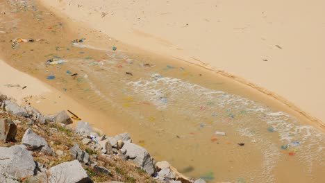 Contaminación-Oceánica-Y-Desechos-Plásticos-En-La-Playa-En-La-Provincia-De-Ninh-Thuan,-Vietnam