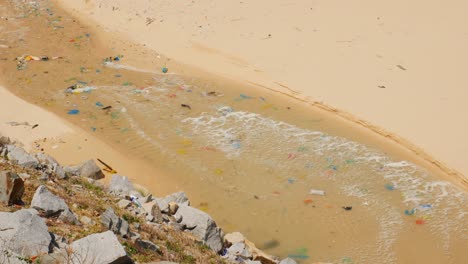 contaminación oceánica y desechos plásticos en la playa en la provincia de ninh thuan, vietnam