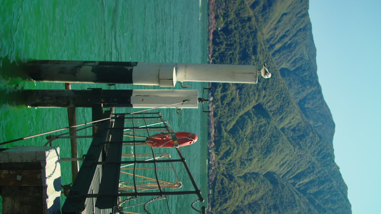 언덕으로 둘러싸인 이탈리아 코모 호수 기슭의 항구에 있는 갈매기