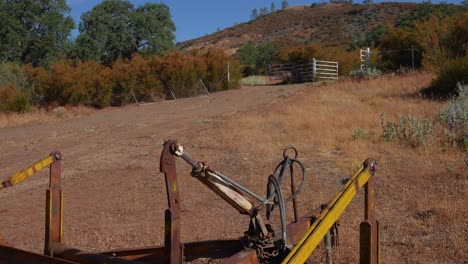 4k tractor arado oxidado en un rancho