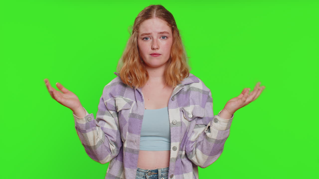 una mujer joven se siente confundida y frustrada.