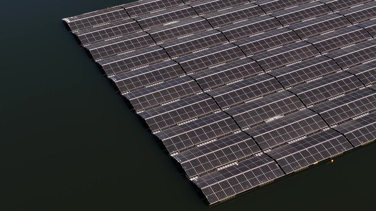 Vista aerea di una fattoria galleggiante di pannelli solari su un bacino idrico, una centrale elettrica innovativa che genera elettricità sostenibile e pulita dal sole come concetto per le fonti di energia rinnovabile.