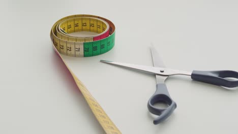 tijeras y cinta métrica sobre una mesa