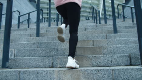 フィットネスの女の子が上階で走っている