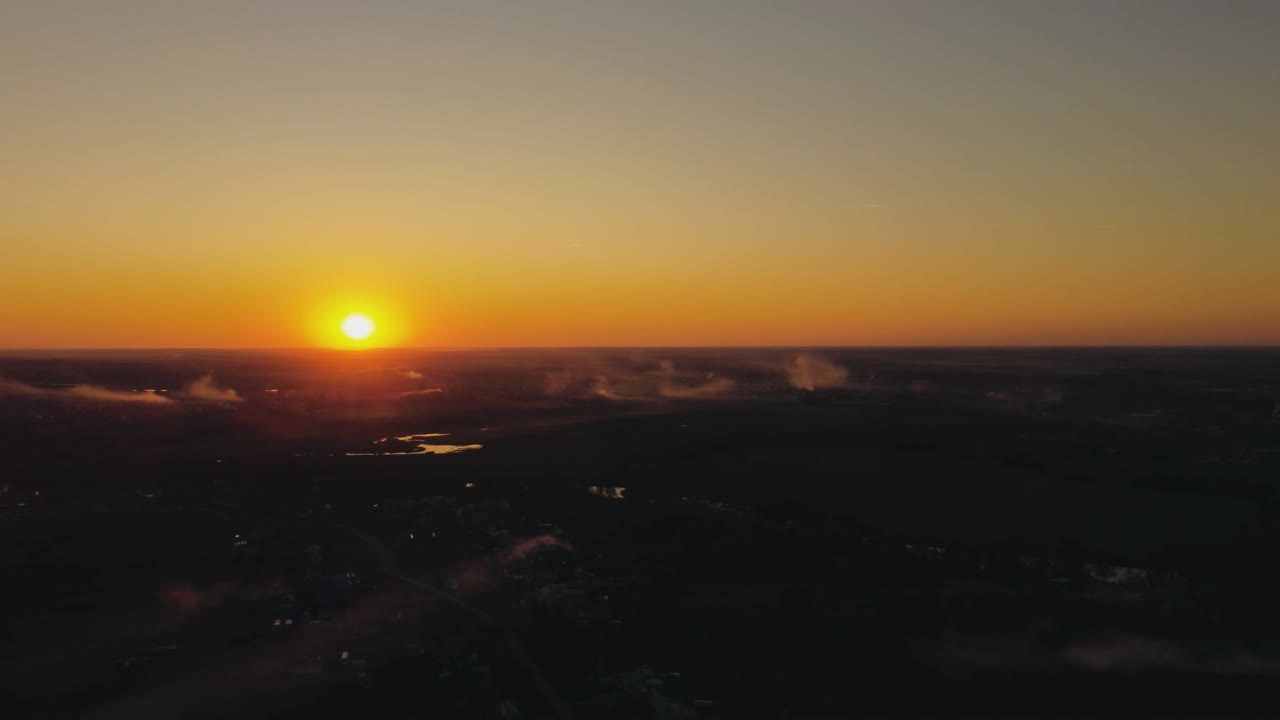 volar un vehículo aéreo no tripulado para capturar el amanecer y la puesta del sol.
