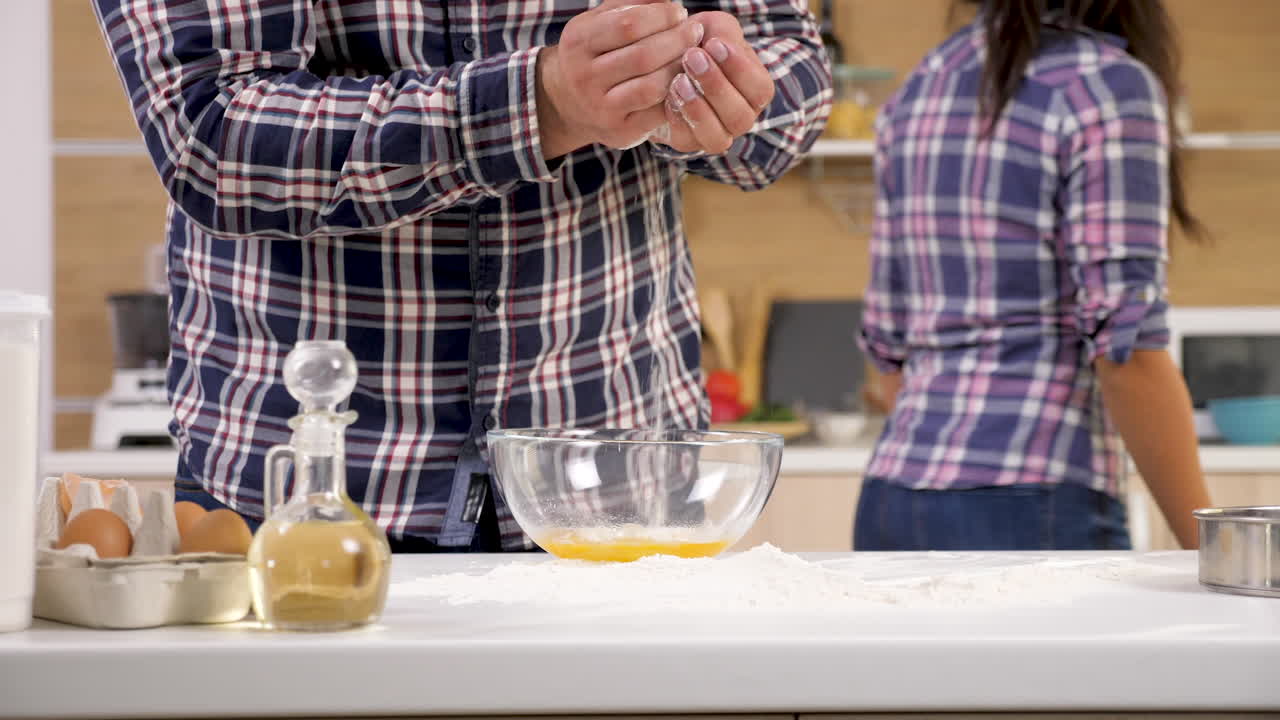 personas cocinando en la cocina